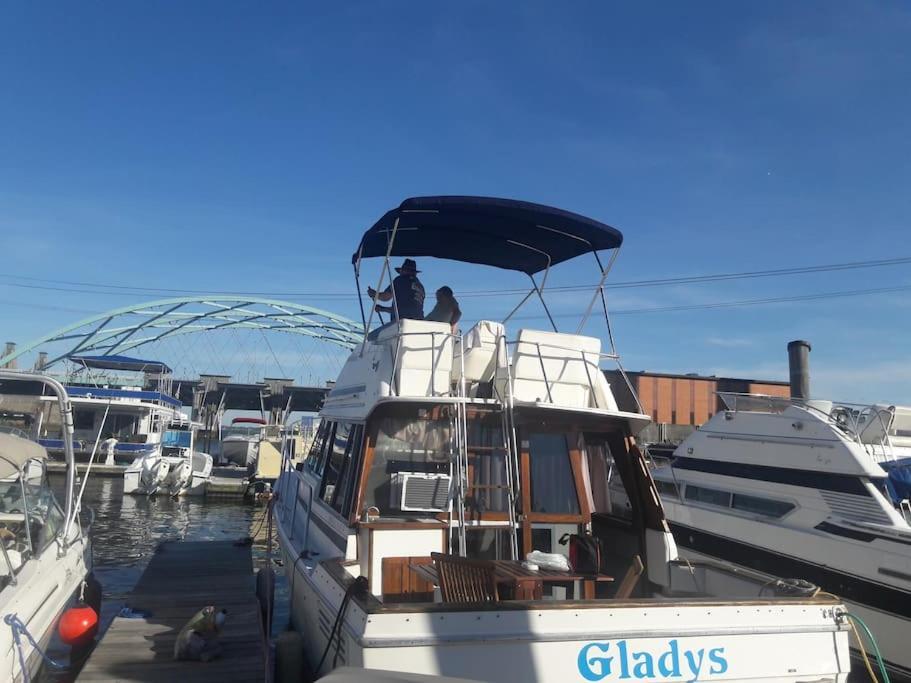 Waterfront 32' Bayliner Yacht Hotel Providence Exterior photo